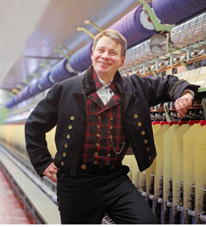 <br><i>Salgssjef Eivind Falk i sin favorittbunad, stutt-trøyekleda fra Valdres</i>